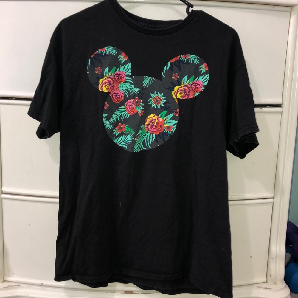 Black short sleeve shirt